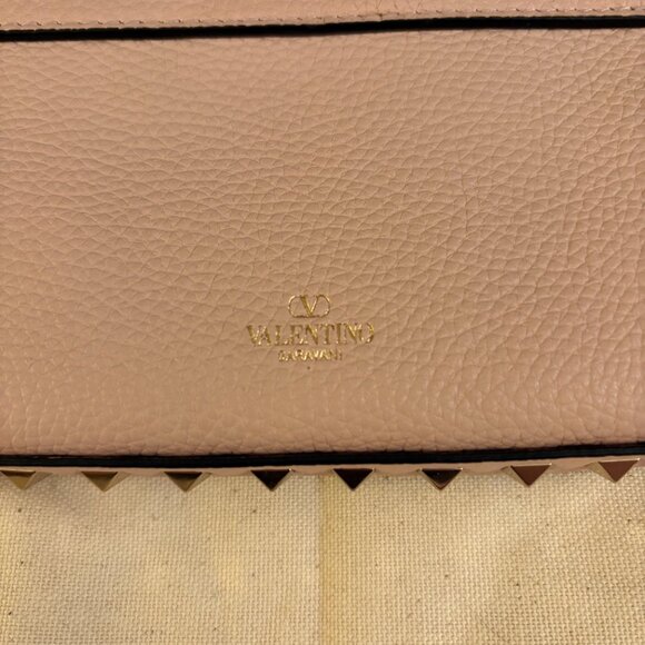 Valentino Rockstud pouch in grainy calfskin leather. - Picture 3 of 7